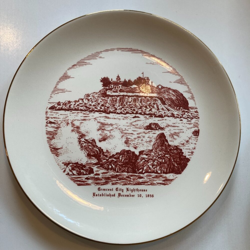 World Wide Art Studios Collectible Crescent City Lighthouse Plate. 10.25"
